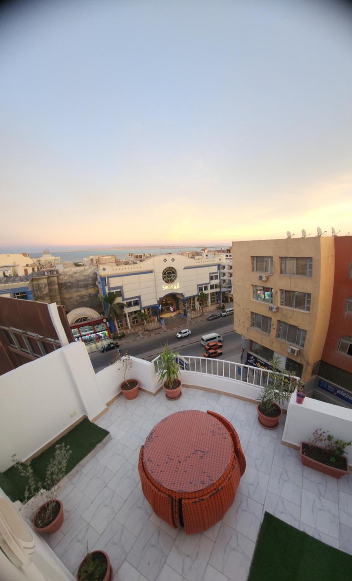 Ostello White Roof - *